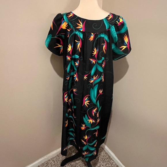 Hilo Hatties Multicolor Tropical Print Mumu, size Medium, Birds of Paradise - Picture 2 of 7